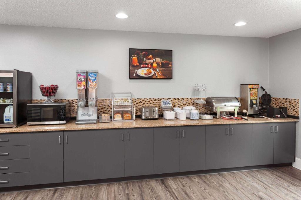 Super 8 by Wyndham Sun Prairie/Madison E photo