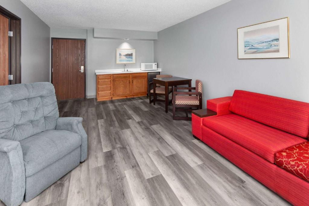 Super 8 by Wyndham Sun Prairie/Madison E photo