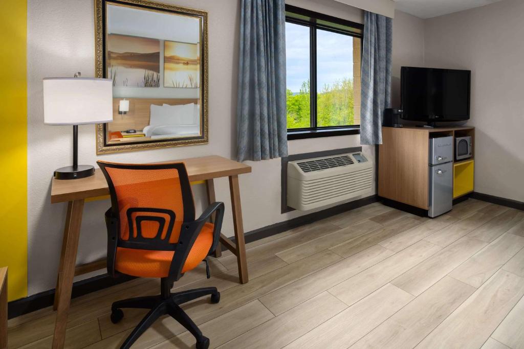 Kuchyň nebo kuchyňský kout v ubytování Days Inn by Wyndham Wurtsboro