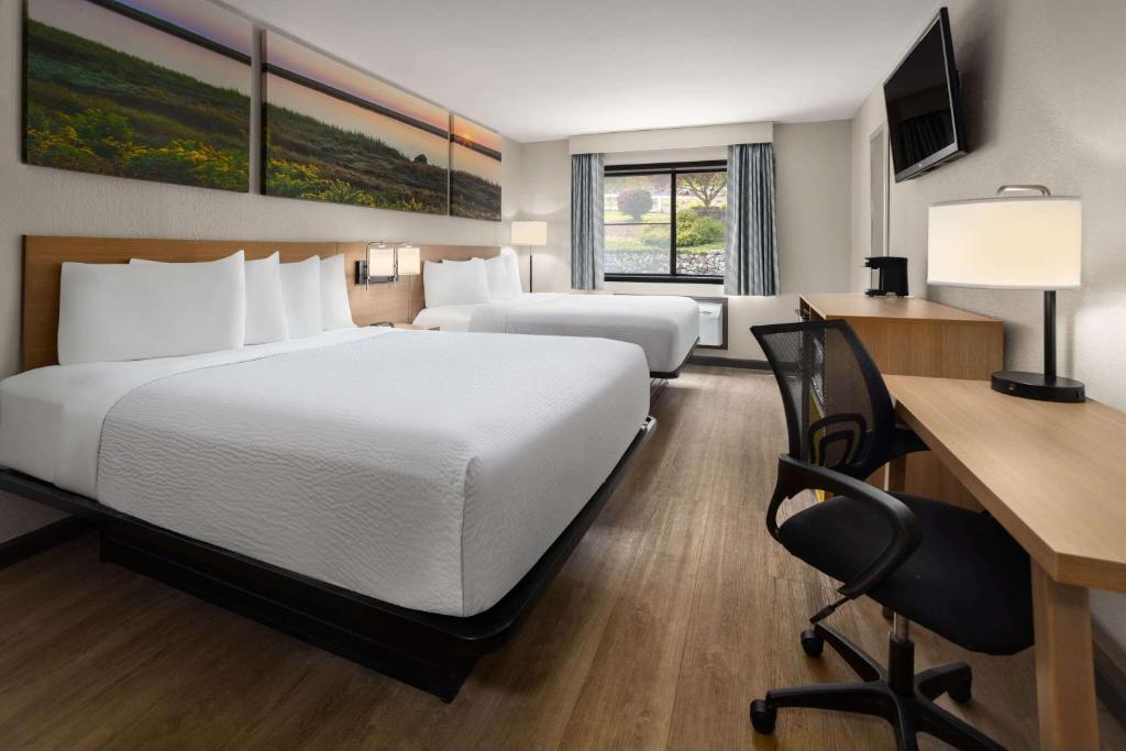 Postel nebo postele na pokoji v ubytování Days Inn by Wyndham Wurtsboro
