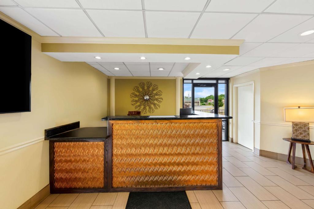 a lobby of a hospital with a reception desk at Best Western Dayton in Dayton
