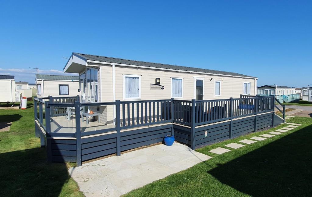 Mobilheim mit einer Veranda und einer Terrasse in der Unterkunft Regal, West Sands, Seal Bay Resort, Selsey in Selsey
