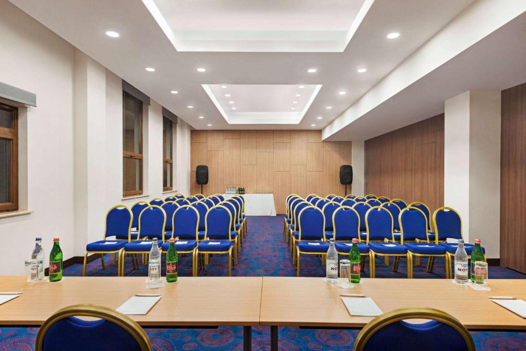 Konferenční prostory v ubytování Ramada Hotel & Suites by Wyndham Yerevan