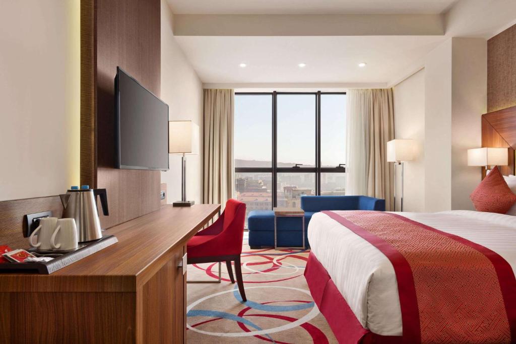 Postel nebo postele na pokoji v ubytování Ramada Hotel & Suites by Wyndham Yerevan