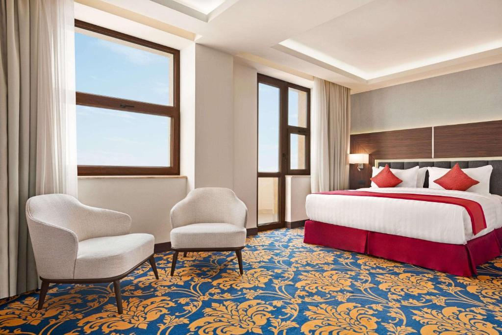 Postel nebo postele na pokoji v ubytování Ramada Hotel & Suites by Wyndham Yerevan
