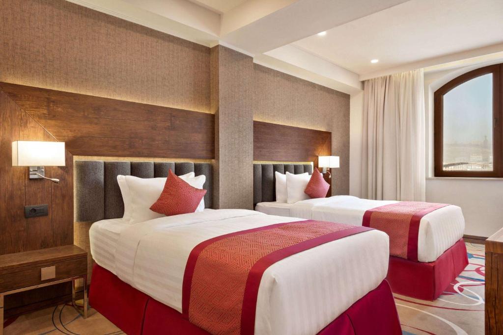 Postel nebo postele na pokoji v ubytování Ramada Hotel & Suites by Wyndham Yerevan