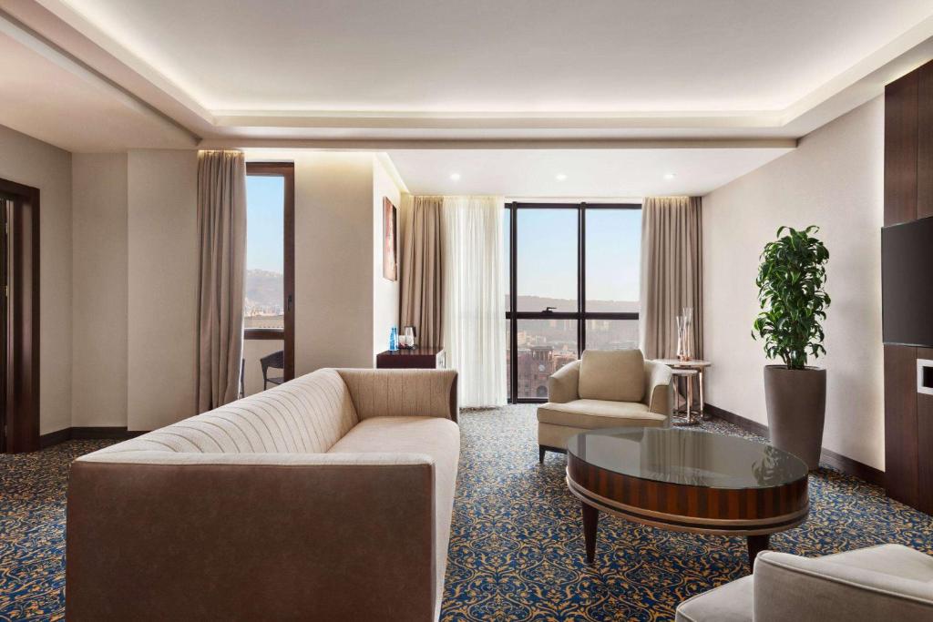 Posezení v ubytování Ramada Hotel & Suites by Wyndham Yerevan
