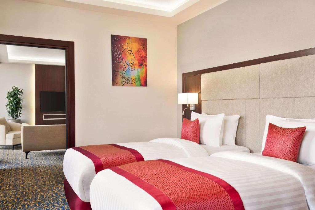 Postel nebo postele na pokoji v ubytování Ramada Hotel & Suites by Wyndham Yerevan