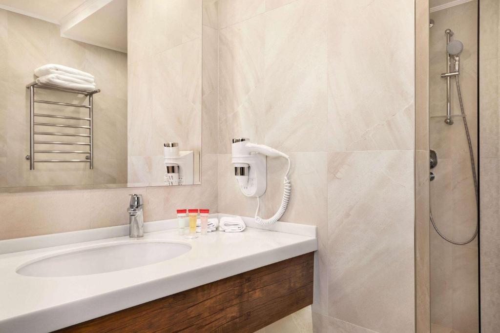 Koupelna v ubytování Ramada Hotel & Suites by Wyndham Yerevan