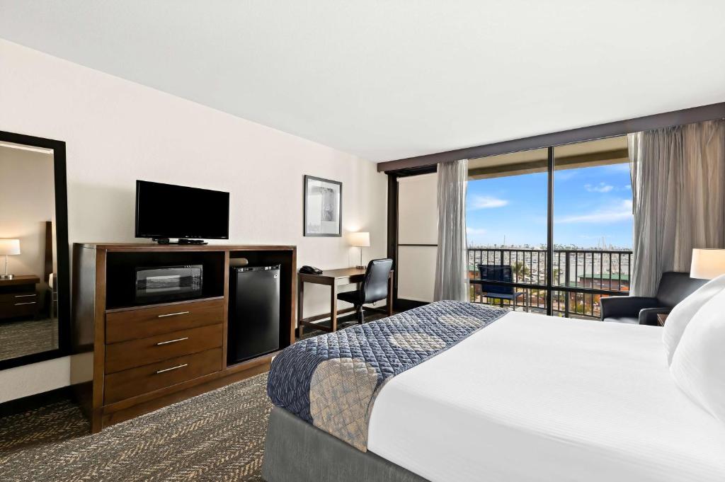 Best Western Yacht Harbor Hotel - King Room With Roll-In Shower - Disability Access