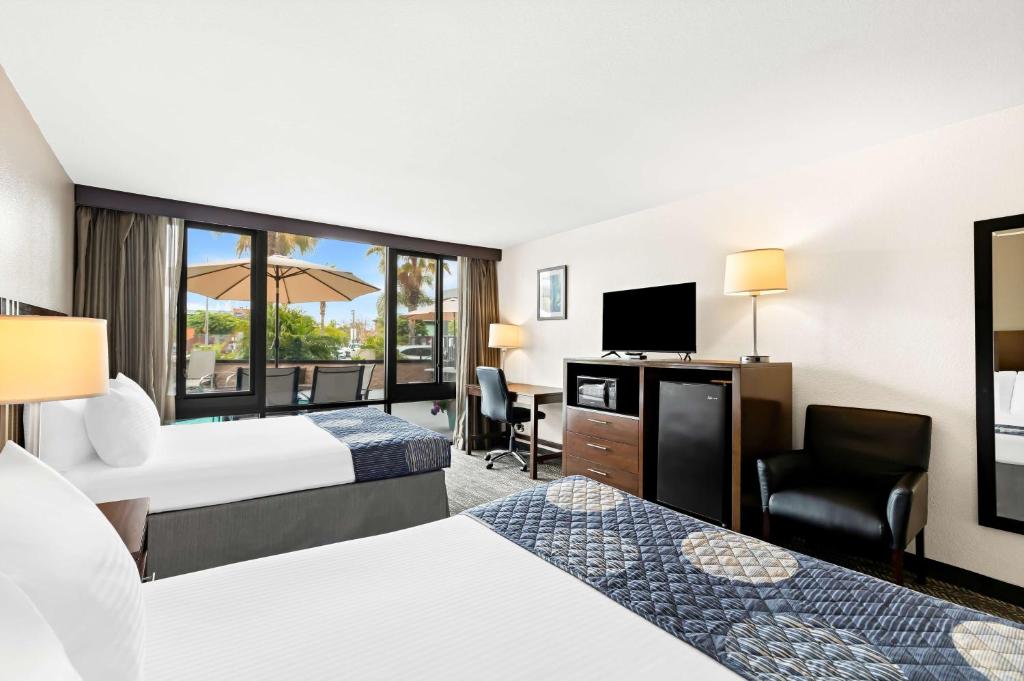 Best Western Yacht Harbor Hotel - Queen Room With Two Queen Beds - Pool View