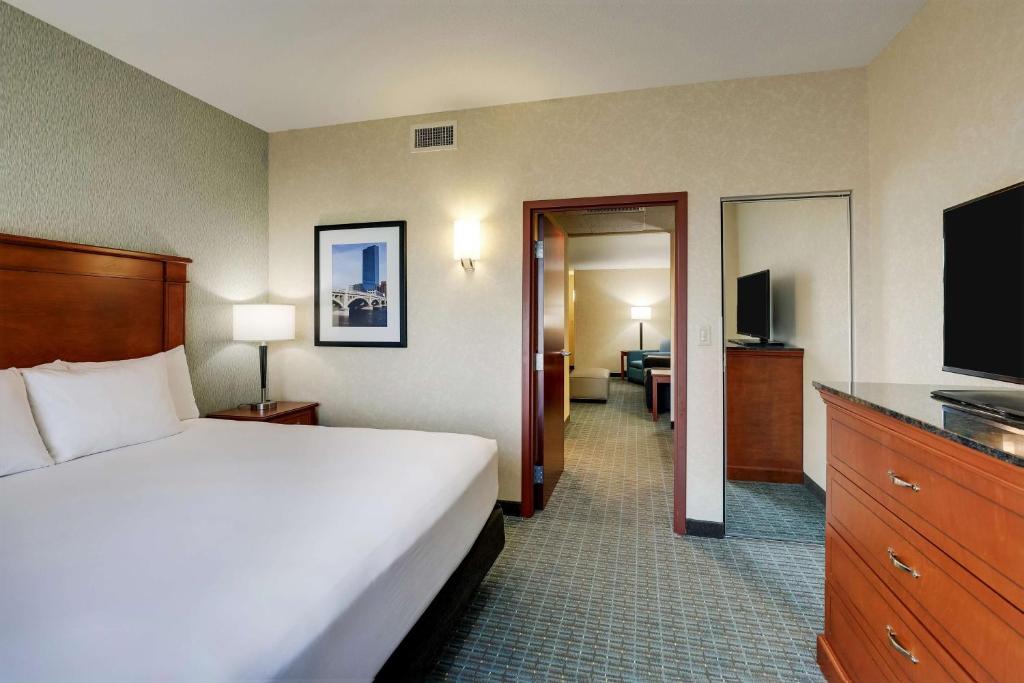 Drury Inn & Suites Grand Rapids photo