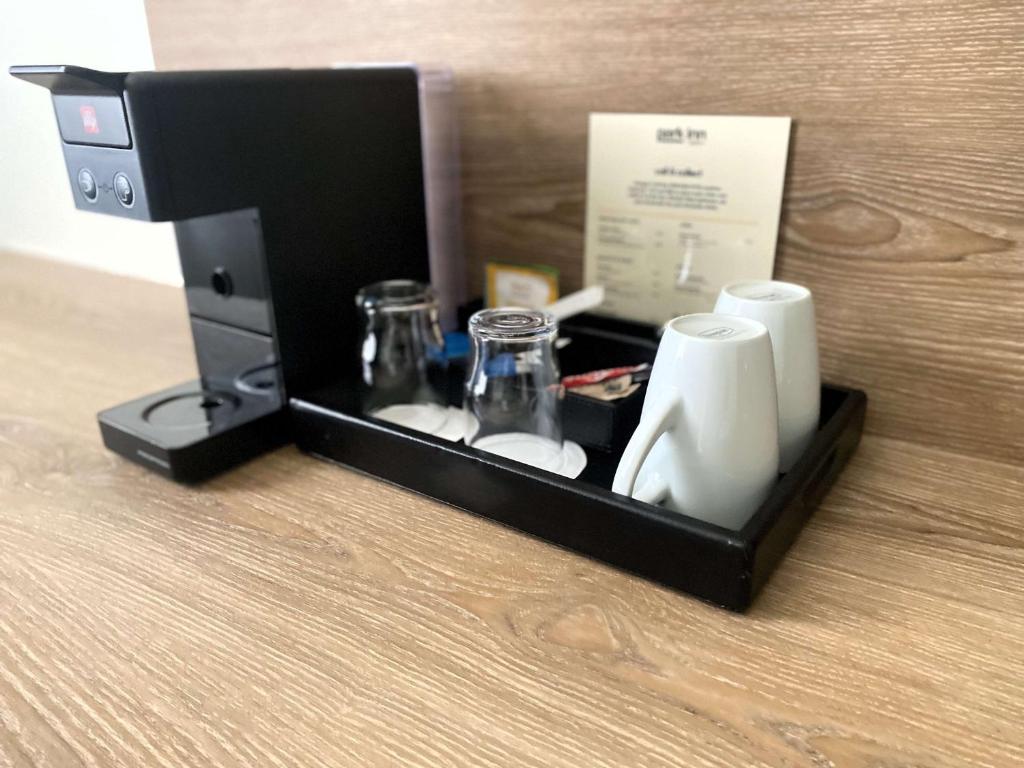 Příslušenství pro přípravu čaje a kávy v ubytování Park Inn by Radisson Luxembourg City