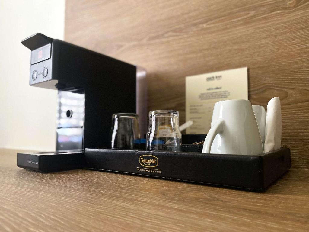 Příslušenství pro přípravu čaje a kávy v ubytování Park Inn by Radisson Luxembourg City