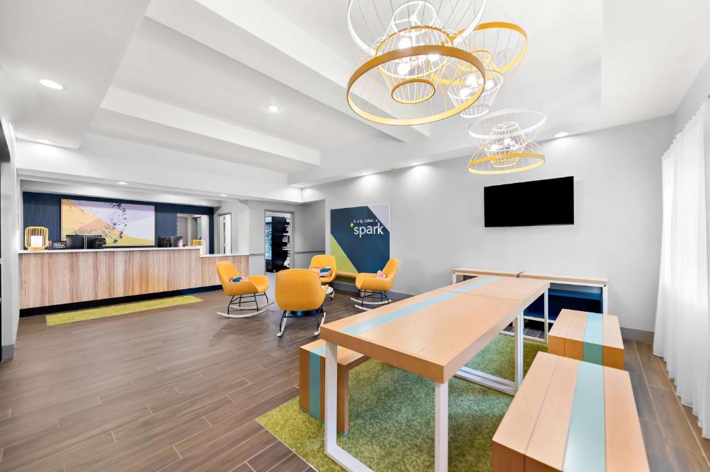 TV a/nebo společenská místnost v ubytování Spark By Hilton Longview