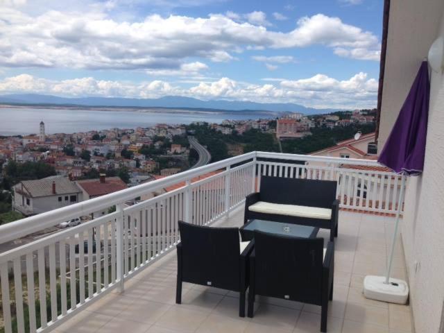 ein Balkon mit Tisch und Stühlen auf einem Balkon in der Unterkunft villa Ivana in Crikvenica