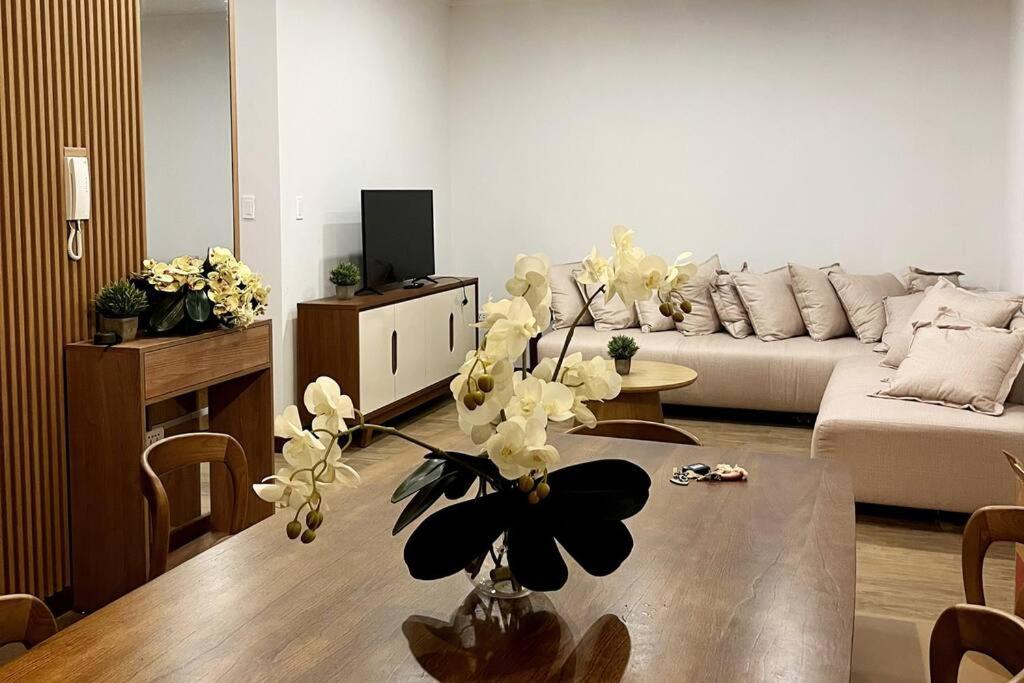 a living room with a vase of flowers on a table at Departamento de lujo in Tarija