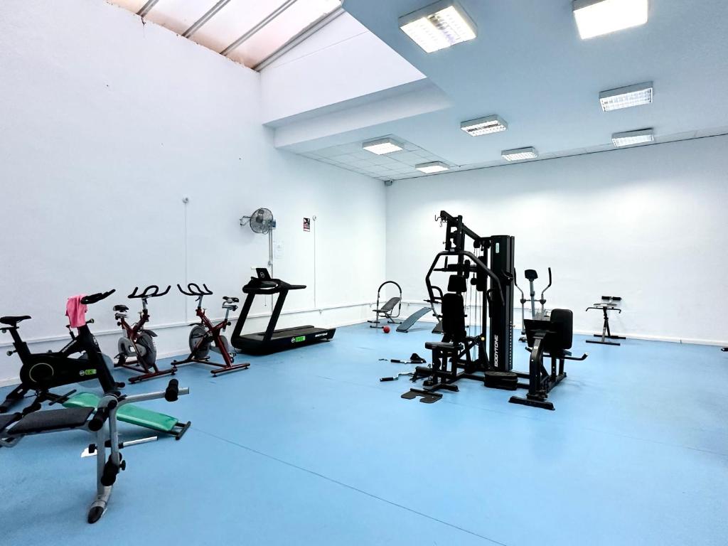 Fitness centrum a/nebo fitness zařízení v ubytování Costa Del Sol Seaside Studio - 5 Mins From Beach