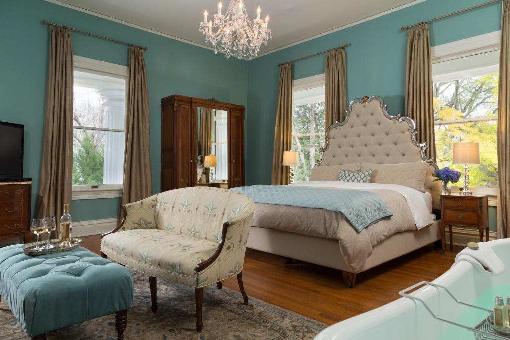 The Twelve Oaks Bed & Breakfast photo