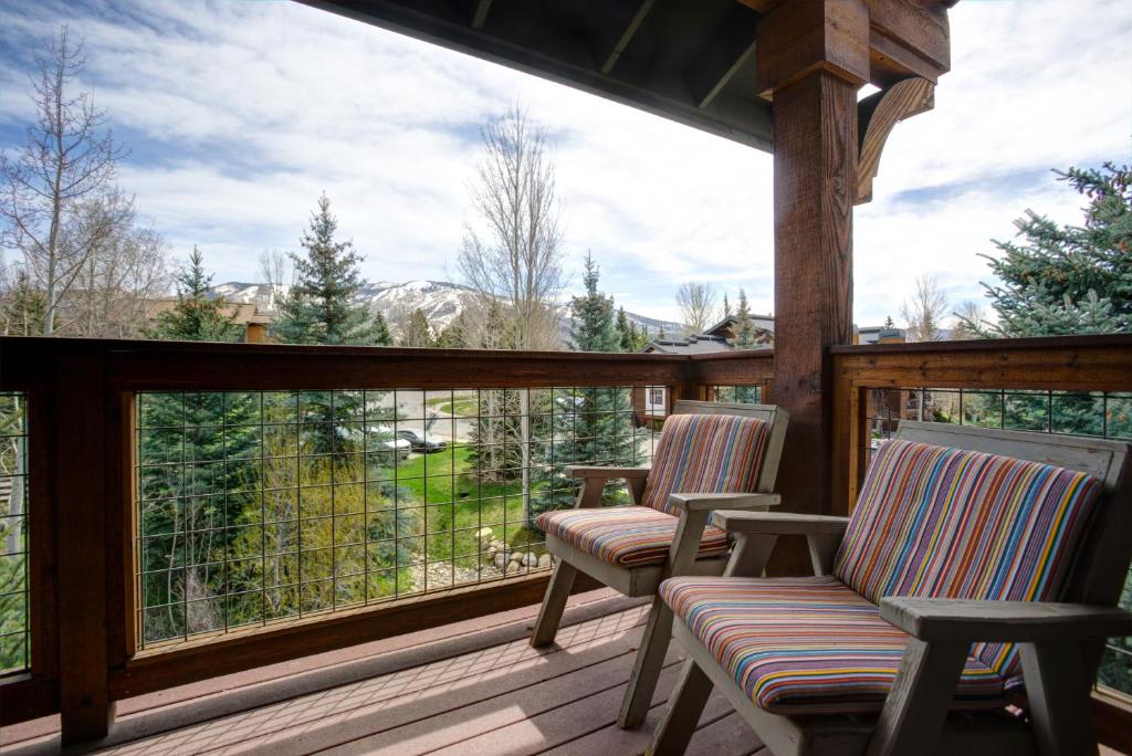 2 sedie su un portico con vista sulle montagne di Hot Tubs, Washer & Dryer, Free Bus, Perfect for 3 Couples a Steamboat Springs