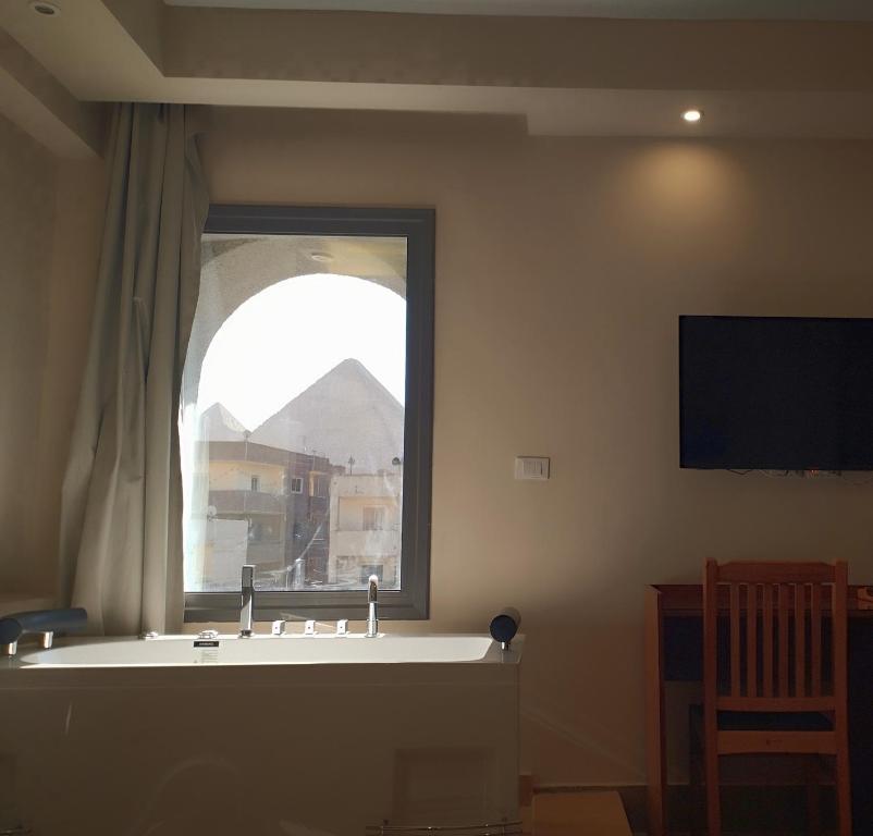 TV a/nebo společenská místnost v ubytování Z pyramids view