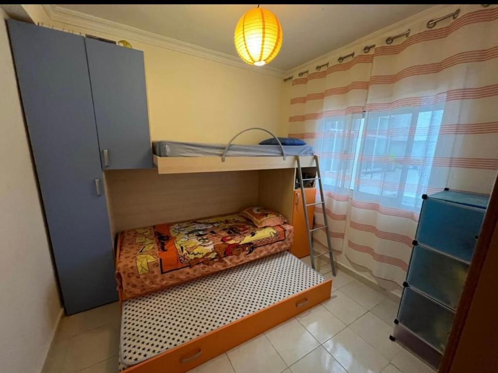 Ένα ή περισσότερα κρεβάτια σε δωμάτιο στο Appart face au grand stade de Tanger