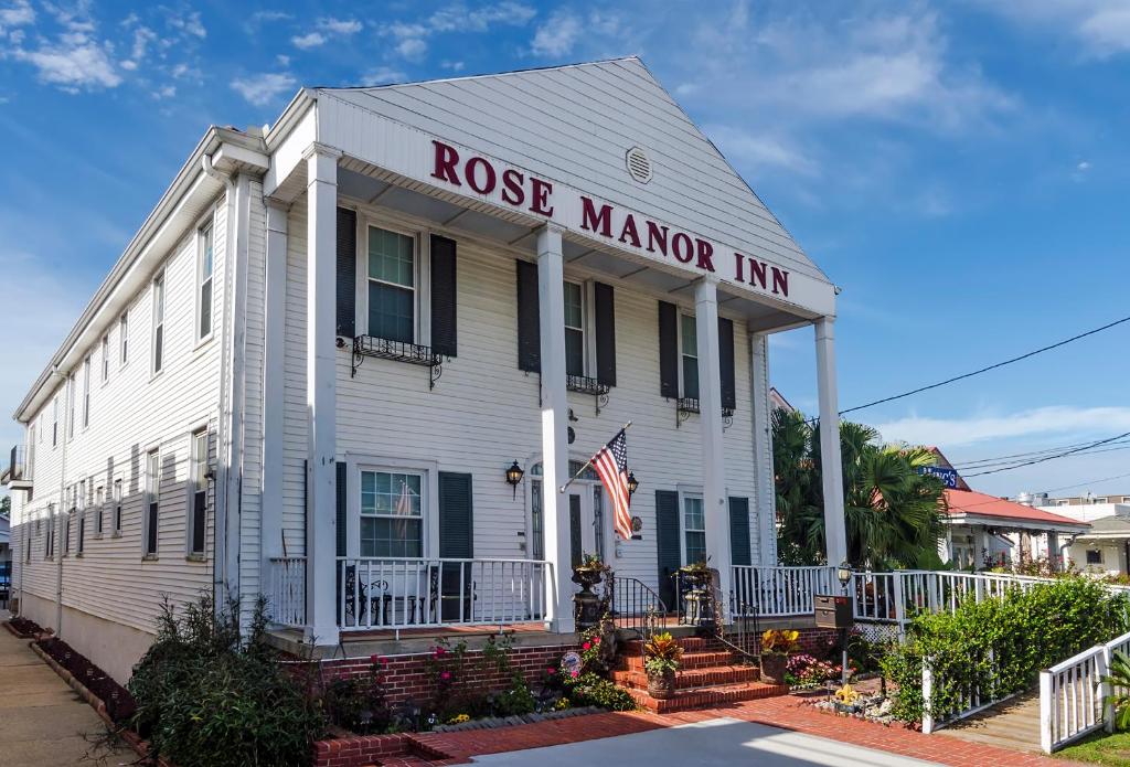 una casa blanca con las palabras Rose Manor inn en Rose Manor Bed & Breakfast en Nueva Orleans