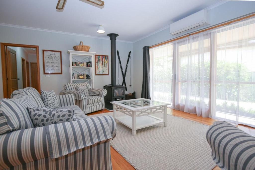 Una sala de estar con sofás y una mesa de café. en Bright Country Home, en Bright