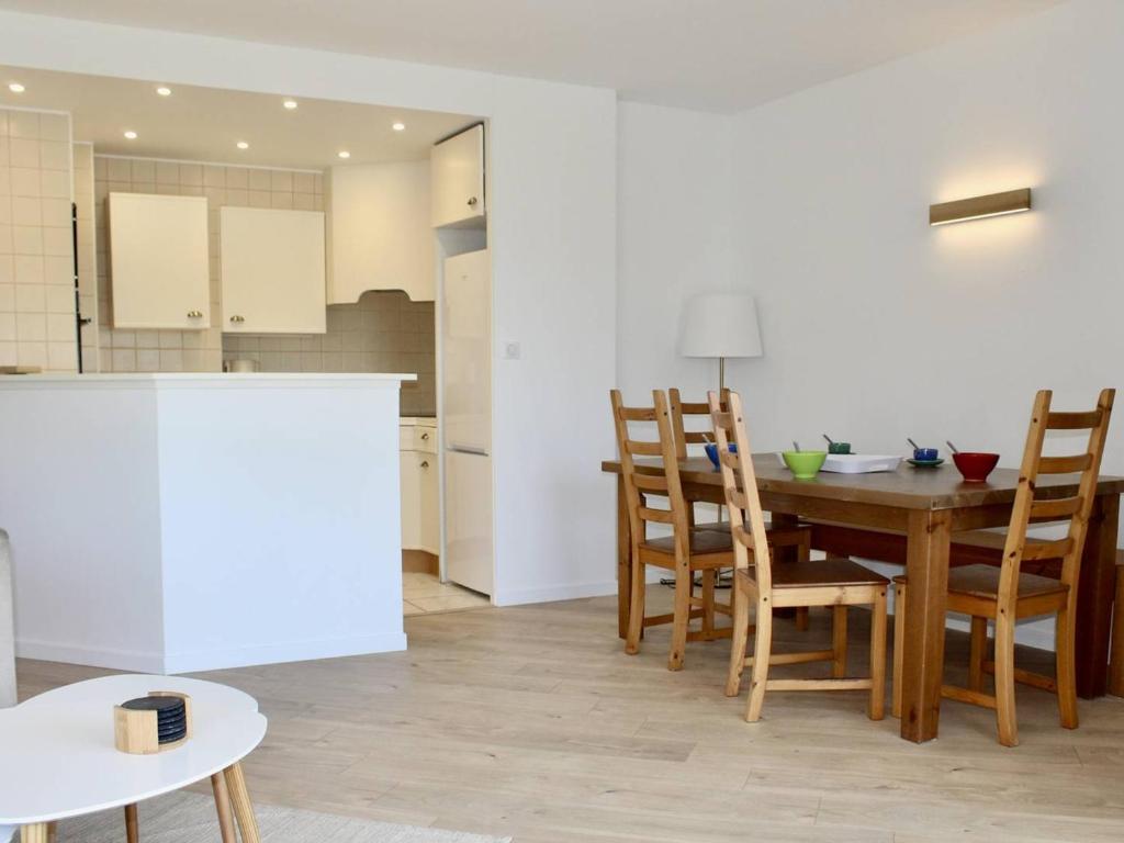 une cuisine et une salle à manger avec une table et des chaises dans l'établissement Cagnes-sur-Mer: Spacieux 3 Pièces avec Piscine, Clim & Terrasses - FR-1-252A-128, à Cagnes-sur-Mer