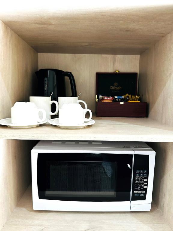 Příslušenství pro přípravu čaje a kávy v ubytování Oxley Motel