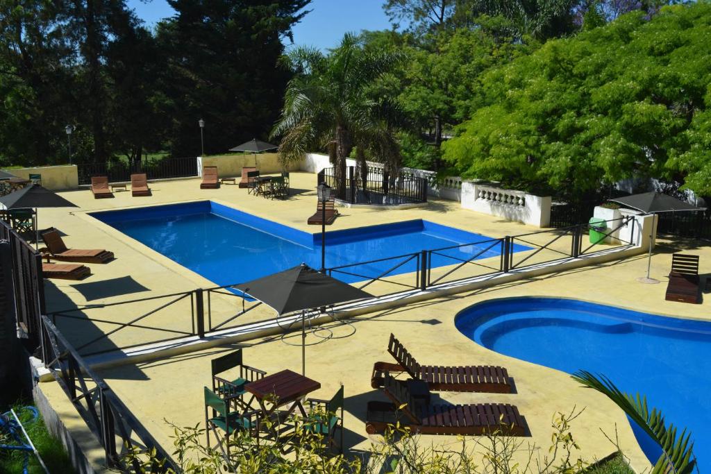 - une piscine avec des chaises dans l'établissement Casablanca, à Victoria