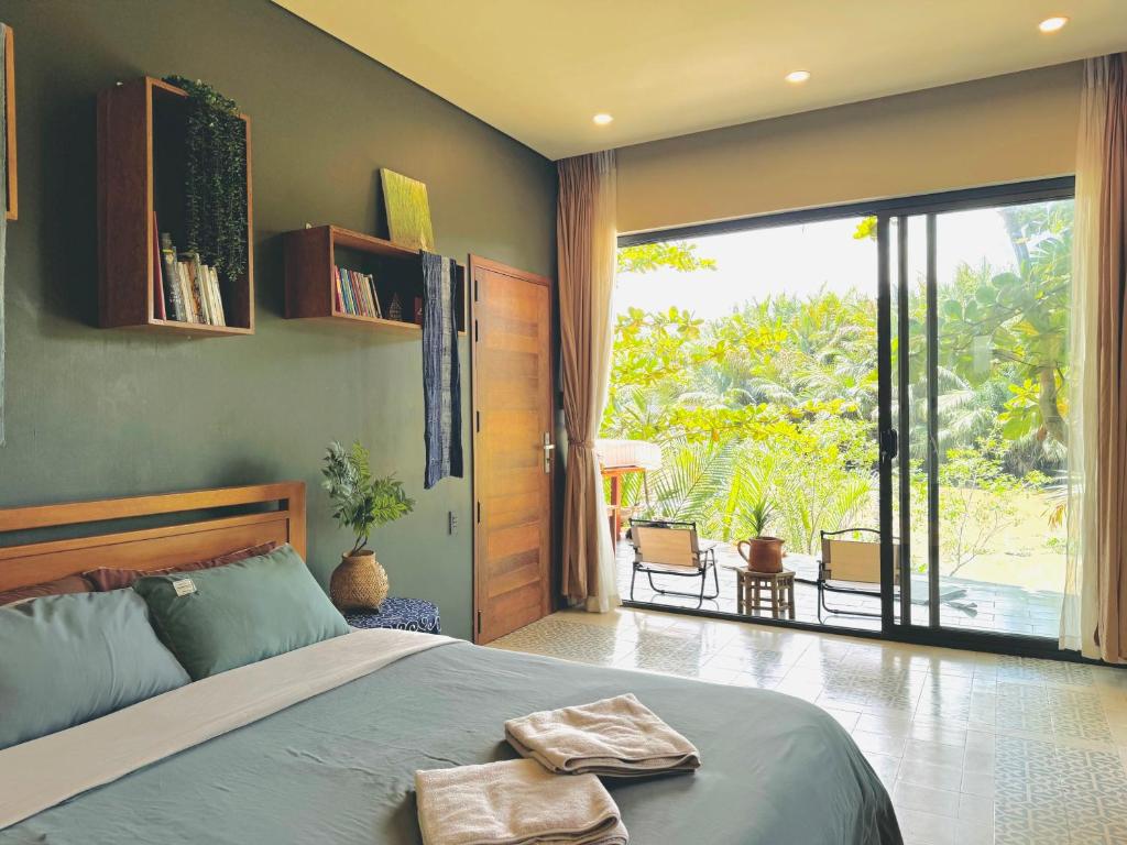 Postel nebo postele na pokoji v ubytování Comfy Riverside Mekong homestay Ben Tre