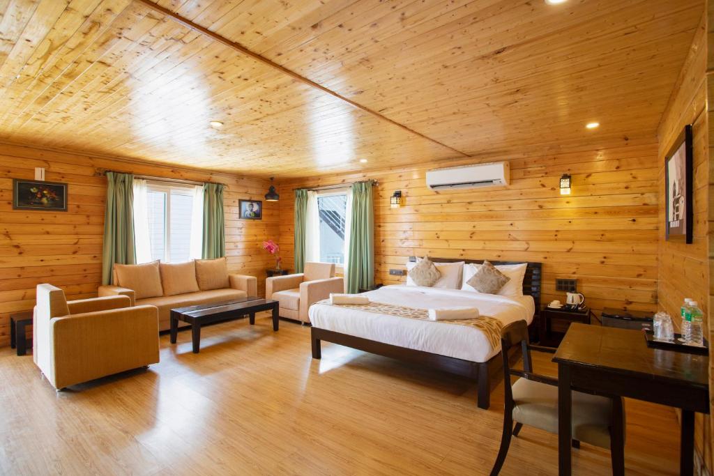 Postel nebo postele na pokoji v ubytování Stone Wood Riverfront Resort, Siolim