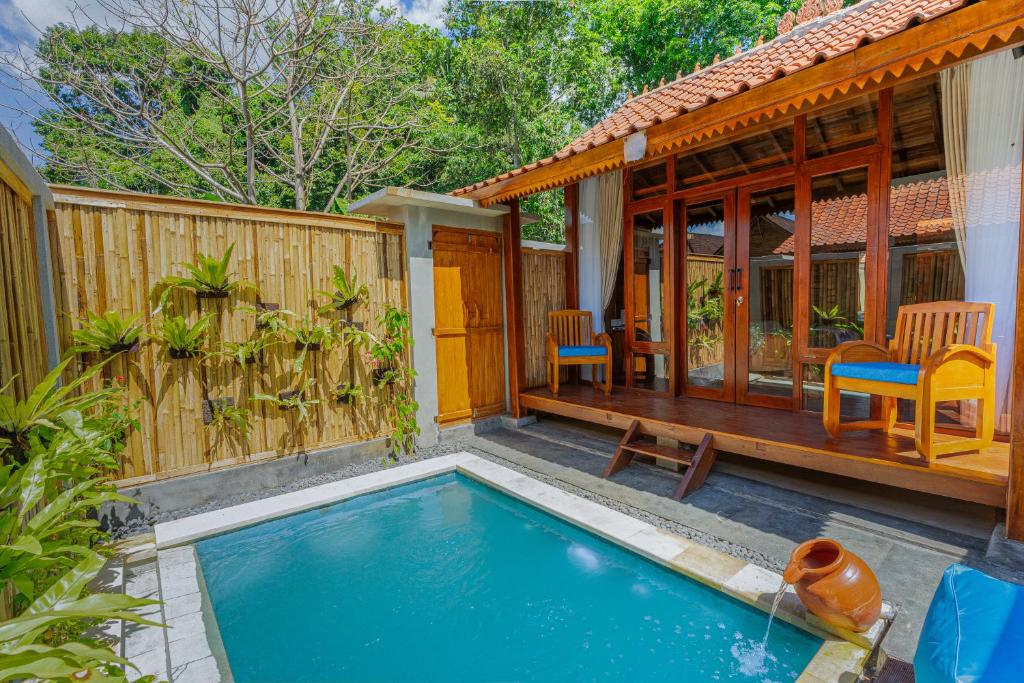 Bazén v ubytování Ngesil Private Joglo & Pool nebo v jeho okolí