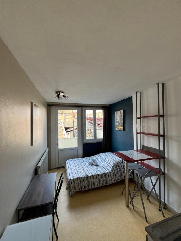 une chambre avec un lit, un bureau et une table dans l'établissement Studio Centre Ville 6, à Valence