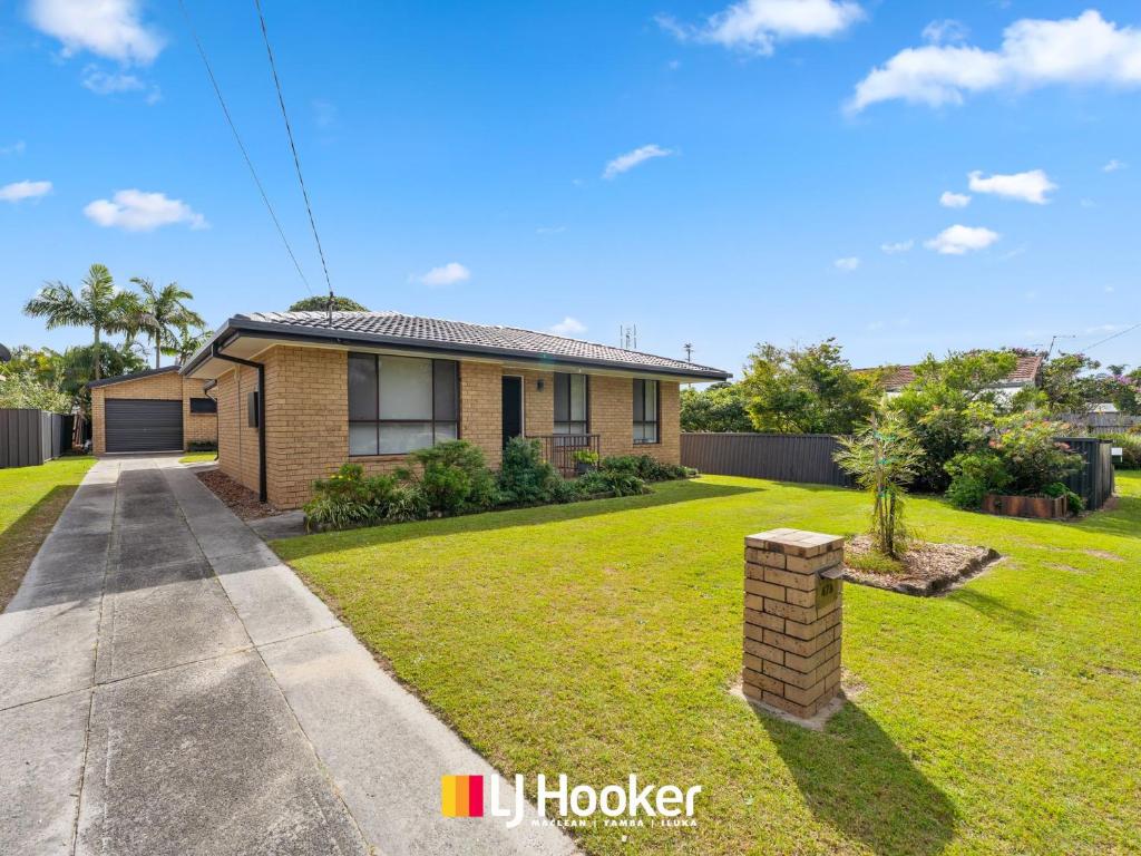 una casa con césped delante en Casa al Mare, en Iluka