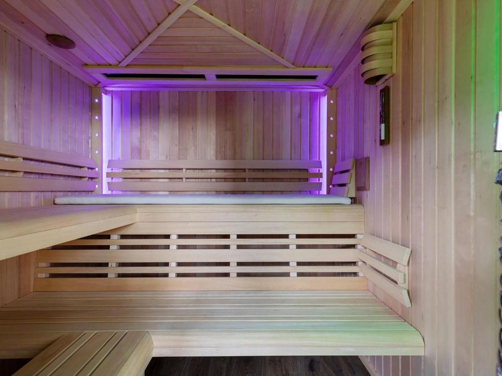 Ảnh trong thư viện ảnh của Detached Home in Friesland by Canal ở Schuilenburg