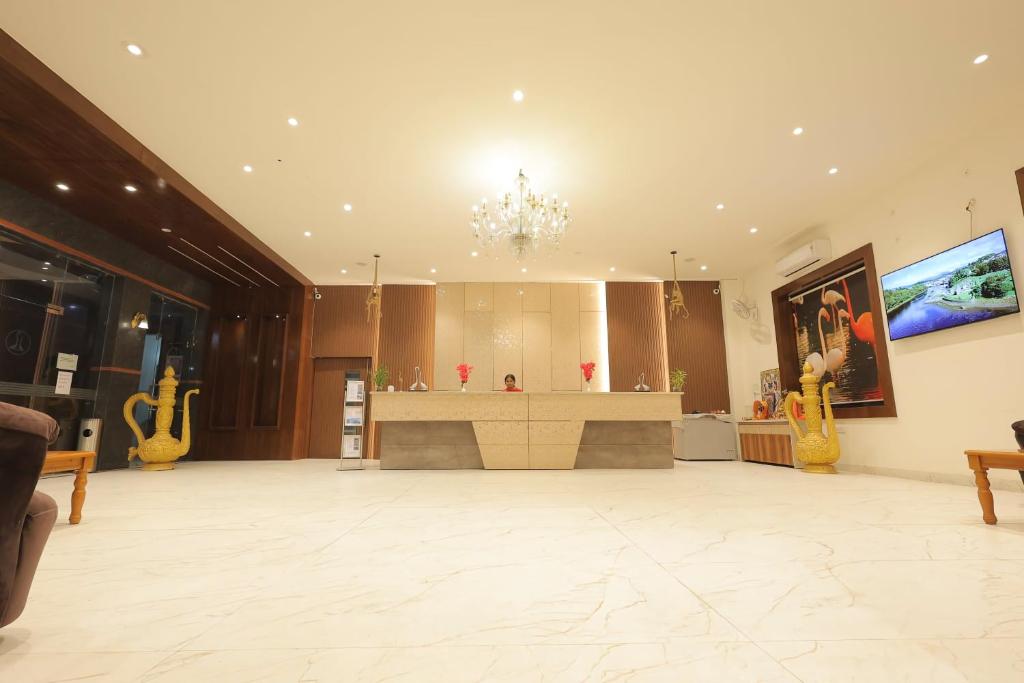 TV a/nebo společenská místnost v ubytování Rubystone Shiv Vilas Palace