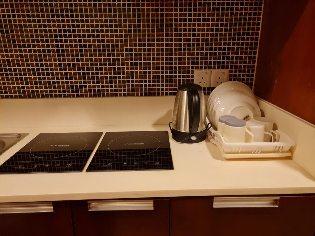 Příslušenství pro přípravu čaje a kávy v ubytování COZY Studio at Ming Garden Residence