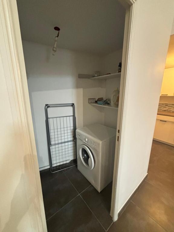 - une buanderie avec un lave-linge et un sèche-linge dans l'établissement Maison de ville, à Listrac-Médoc