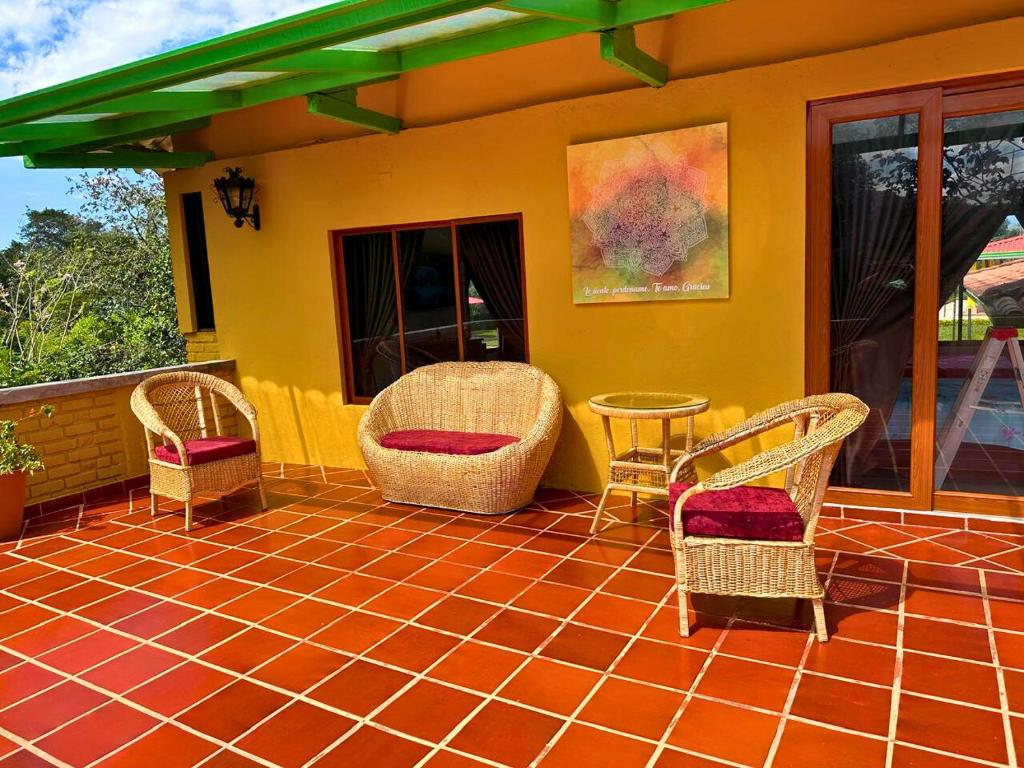 Posezení v ubytování El Ensueño Ecohostal & Glamping