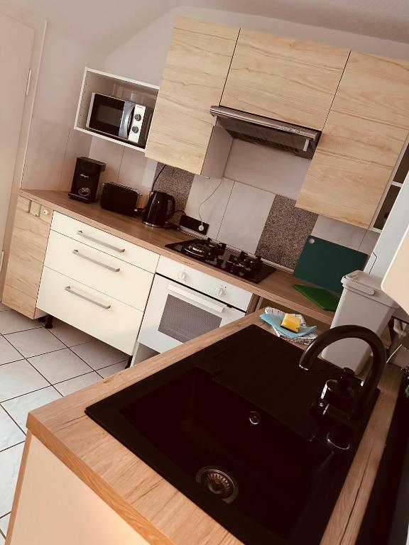 Kuchyň nebo kuchyňský kout v ubytování Gemütliche Dachgeschosswohnung