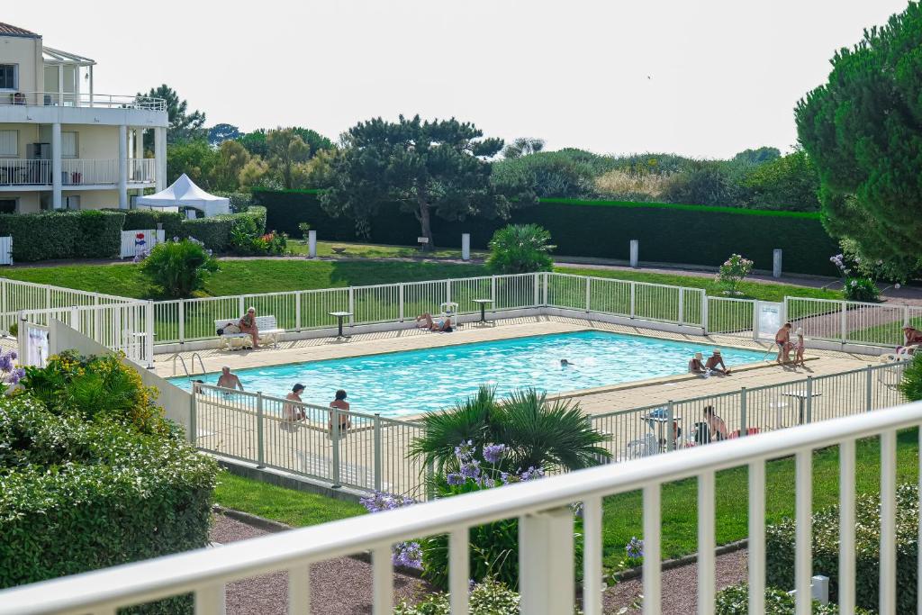 ein großer Swimmingpool mit Menschen darin in der Unterkunft Appartement dans résidence de vacances, avec piscine, quartier Pironniere Les Sables 4 personnes in La Pironnière
