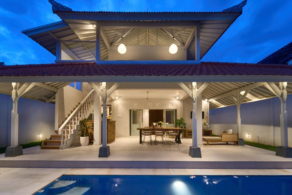 克罗柏坎villa Chamia 2 chambres - proche Umalas的享有带游泳池的房屋外部景致