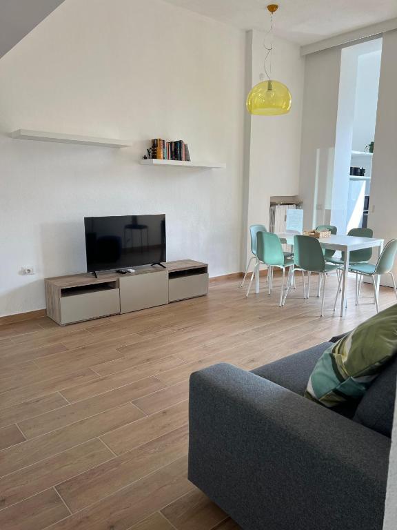 New Apartment with balcony, Isola Bosco Verticale