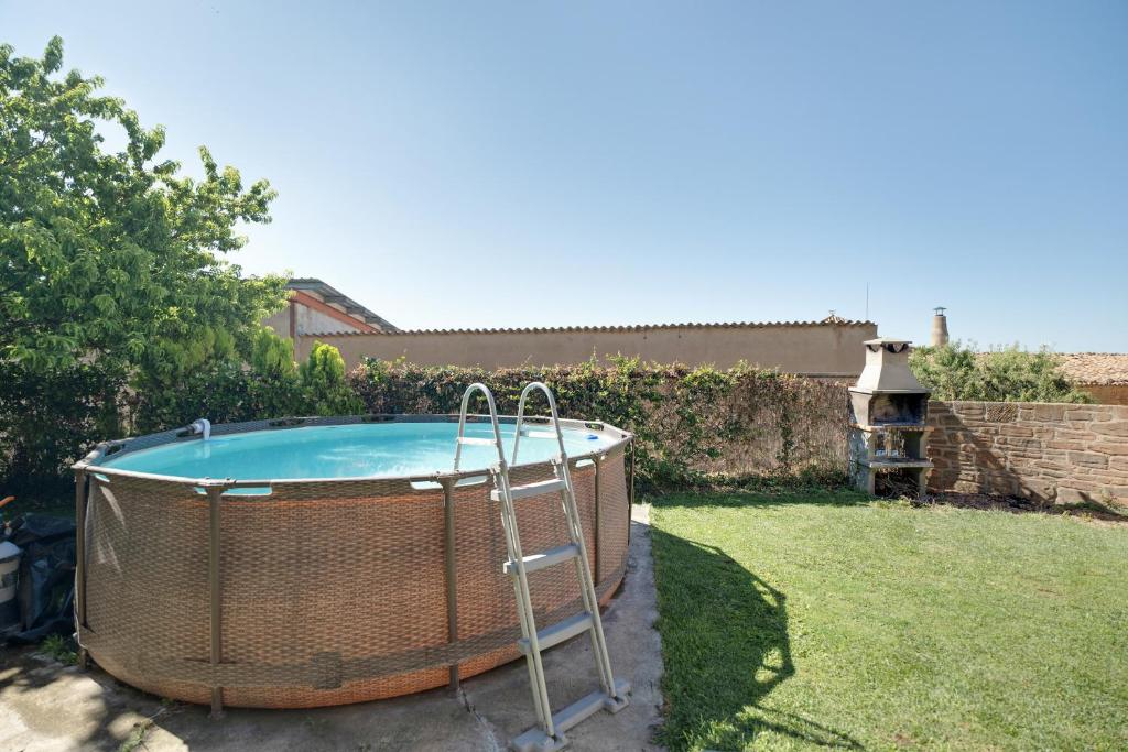 a hot tub in the backyard of a yard at Atalaya in Santa Eulalia la Mayor