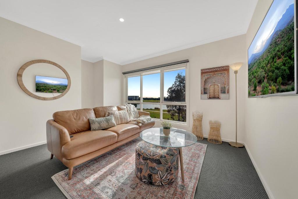 Cozy Lake Facing Apartment King Bed - Housity