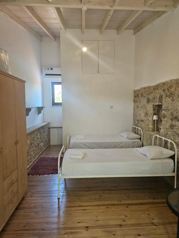 Postel nebo postele na pokoji v ubytování Lofou Maisonette