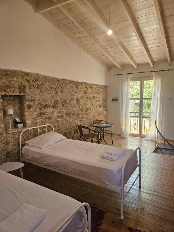 Postel nebo postele na pokoji v ubytování Lofou Maisonette