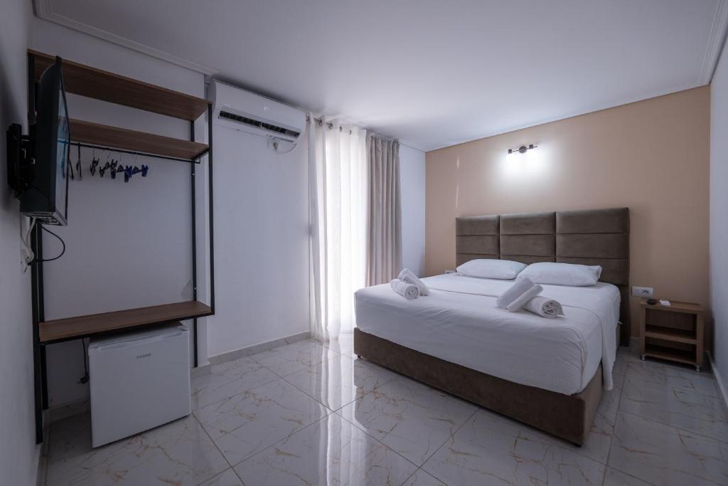 Postel nebo postele na pokoji v ubytování Hotel Elite Sarande